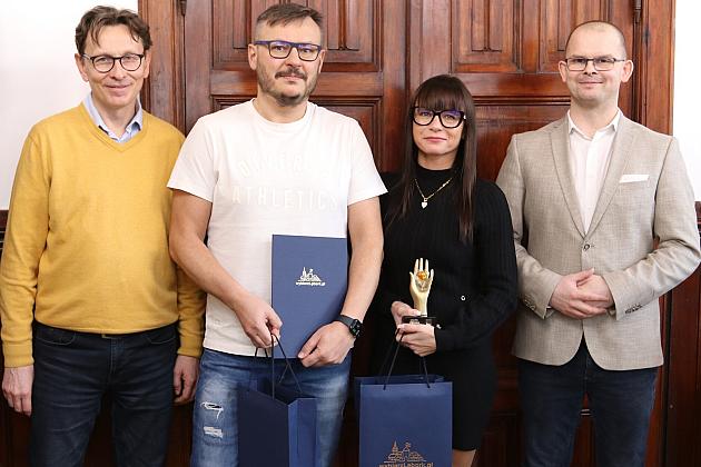 Statuetka „Serce na dłoni” w rękach zwycięzców licytacji WOŚP