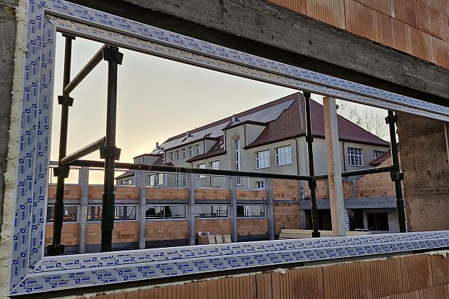 Budowana hala sportowa przy SP1 zyska zadaszenie