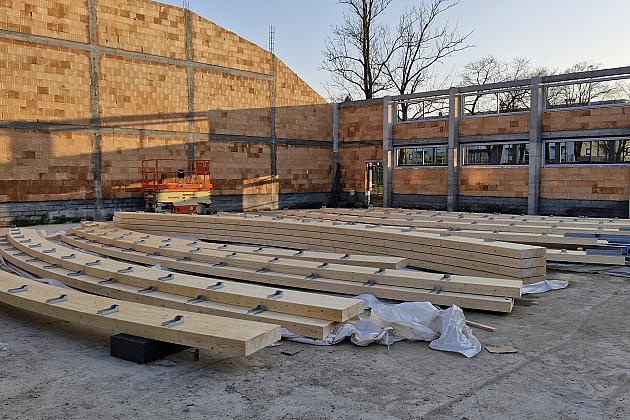 Budowana hala sportowa przy SP1 zyska zadaszenie