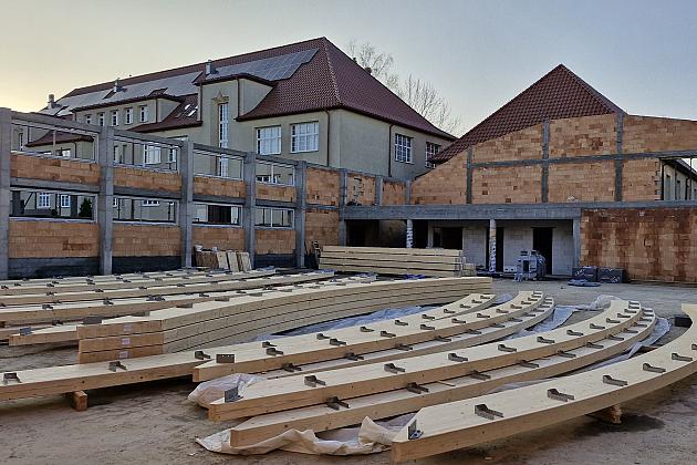 Budowana hala sportowa przy SP1 zyska zadaszenie