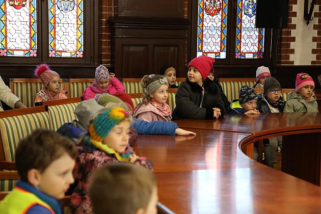 Przedszkolaki poznają pracę samorządu – wizyta w lęborskim ratuszu