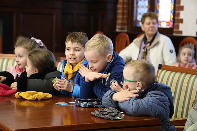 Przedszkolaki poznają pracę samorządu – wizyta w lęborskim ratuszu