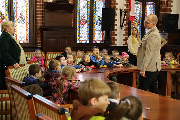 Przedszkolaki poznają pracę samorządu – wizyta w lęborskim ratuszu