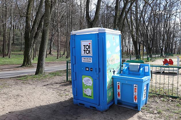 Nowe toalety przy placach zabaw – wygoda i higiena dla najmłodszych i opiekunów