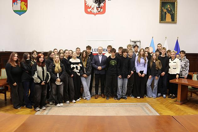 Ósmoklasiści z SP 3 poznali kulisy pracy ratusza!