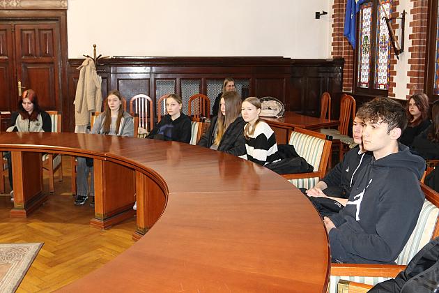 Ósmoklasiści z SP 3 poznali kulisy pracy ratusza!