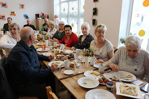 Na wielkanocnym śniadaniu z seniorami