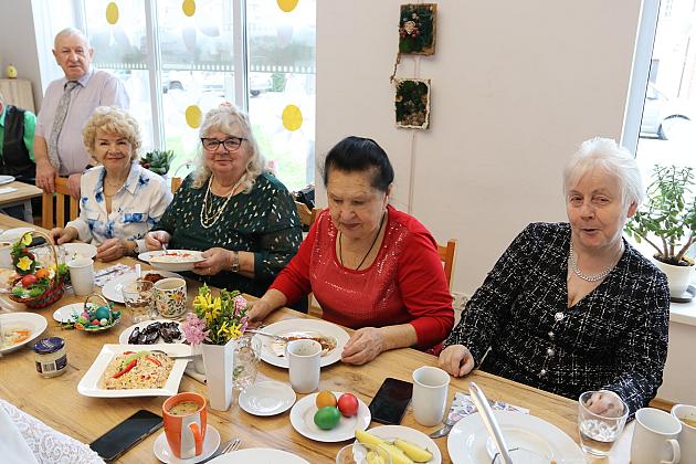 Na wielkanocnym śniadaniu z seniorami