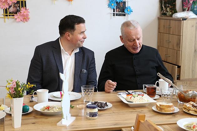 Na wielkanocnym śniadaniu z seniorami