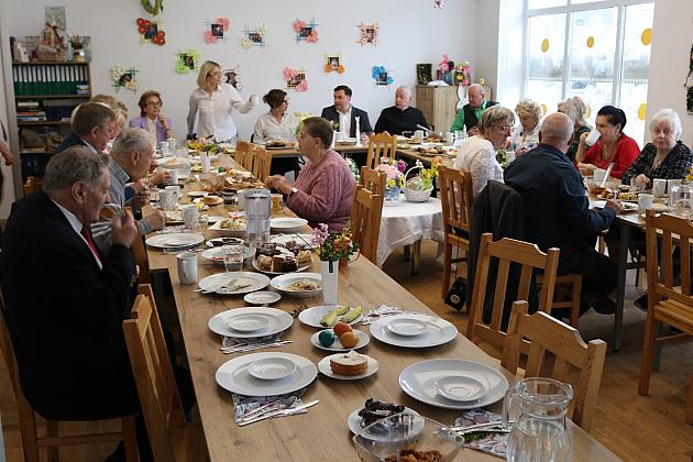 Na wielkanocnym śniadaniu z seniorami
