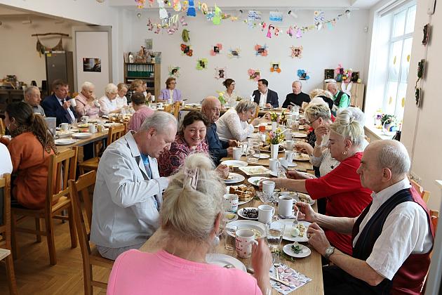 Na wielkanocnym śniadaniu z seniorami