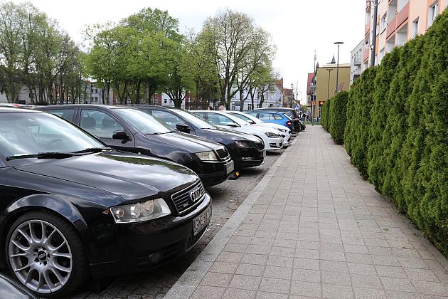 Ograniczniki na parkingach. Pomagają kierowcom, chronią pieszych i rowerzystów