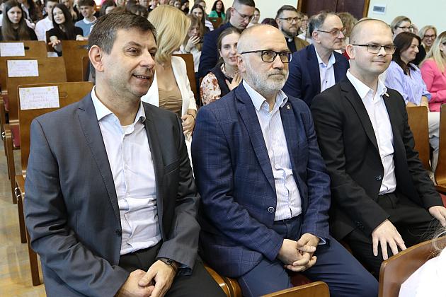 „Świat potrzebuje ludzi z pasją, z energią, z marzeniami. Ludzi takich, jak Wy” - z udziałem burmistrza Lęborka uroczyste pożegnanie abiturientów II Liceum Ogólnokształcącego