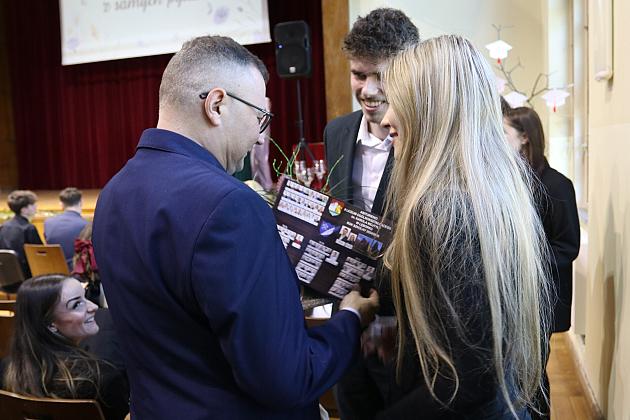„Świat potrzebuje ludzi z pasją, z energią, z marzeniami. Ludzi takich, jak Wy” - z udziałem burmistrza Lęborka uroczyste pożegnanie abiturientów II Liceum Ogólnokształcącego