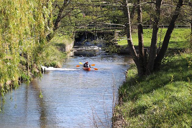 Mieszkańcy ruszyli nad Łebę – wspólne sprzątanie w ramach „Operacji Czysta Rzeka”