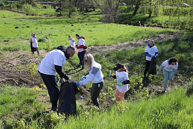Mieszkańcy ruszyli nad Łebę – wspólne sprzątanie w ramach „Operacji Czysta Rzeka”