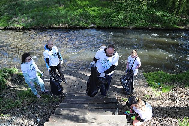 Mieszkańcy ruszyli nad Łebę – wspólne sprzątanie w ramach „Operacji Czysta Rzeka”