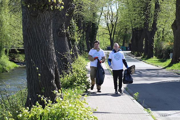 Mieszkańcy ruszyli nad Łebę – wspólne sprzątanie w ramach „Operacji Czysta Rzeka”