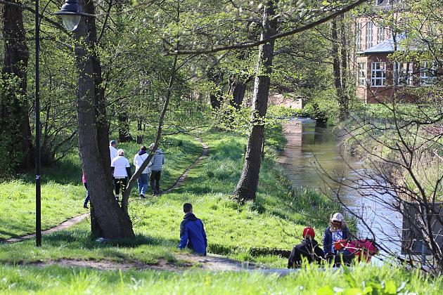 Mieszkańcy ruszyli nad Łebę – wspólne sprzątanie w ramach „Operacji Czysta Rzeka”
