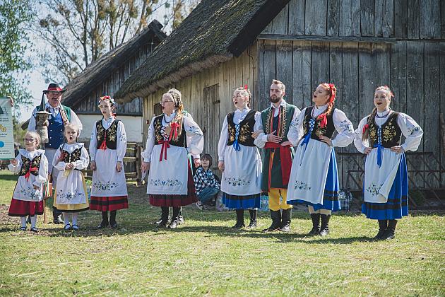 Kaszubski zespół z Lęborka wystąpił na „Czarnym Weselu” w Klukach