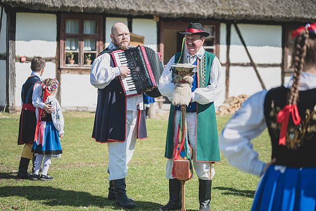 Kaszubski zespół z Lęborka wystąpił na „Czarnym Weselu” w Klukach