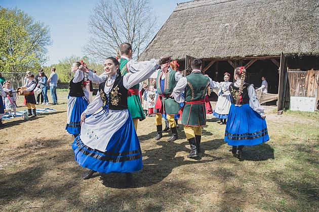 Kaszubski zespół z Lęborka wystąpił na „Czarnym Weselu” w Klukach