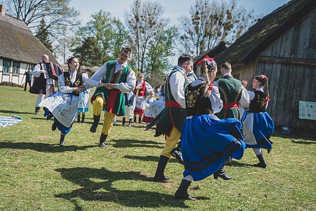 Kaszubski zespół z Lęborka wystąpił na „Czarnym Weselu” w Klukach
