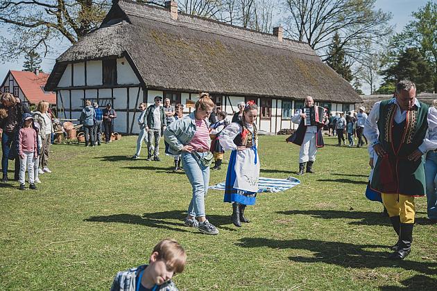 Kaszubski zespół z Lęborka wystąpił na „Czarnym Weselu” w Klukach
