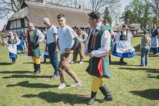 Kaszubski zespół z Lęborka wystąpił na „Czarnym Weselu” w Klukach