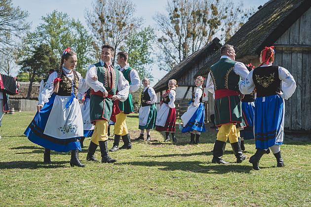 Kaszubski zespół z Lęborka wystąpił na „Czarnym Weselu” w Klukach