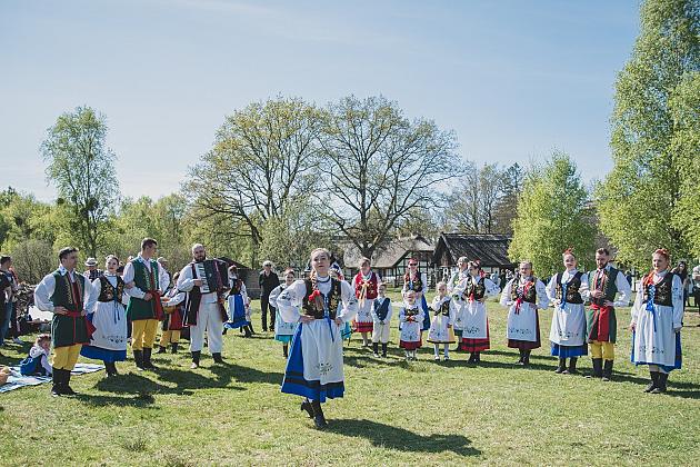 Kaszubski zespół z Lęborka wystąpił na „Czarnym Weselu” w Klukach