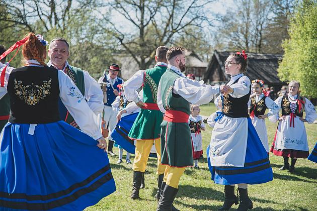 Kaszubski zespół z Lęborka wystąpił na „Czarnym Weselu” w Klukach