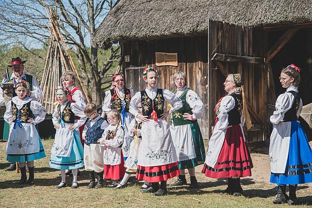 Kaszubski zespół z Lęborka wystąpił na „Czarnym Weselu” w Klukach