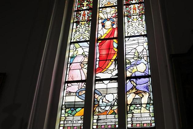 Zabytkowy witraż odzyska blask – dotacja na prace w kościele św. Jakuba Ap.