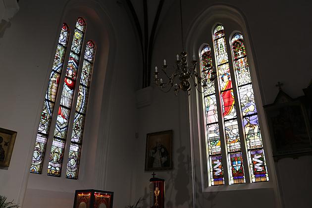 Zabytkowy witraż odzyska blask – dotacja na prace w kościele św. Jakuba Ap.