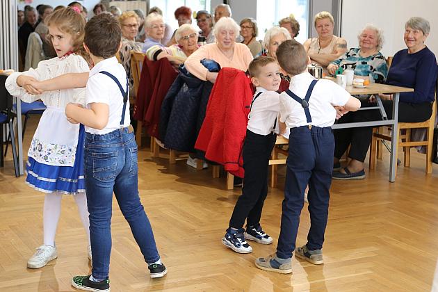 Radośnie i z sercem – Dzień Matki na spotkaniu Ligi Kobiet Polskich