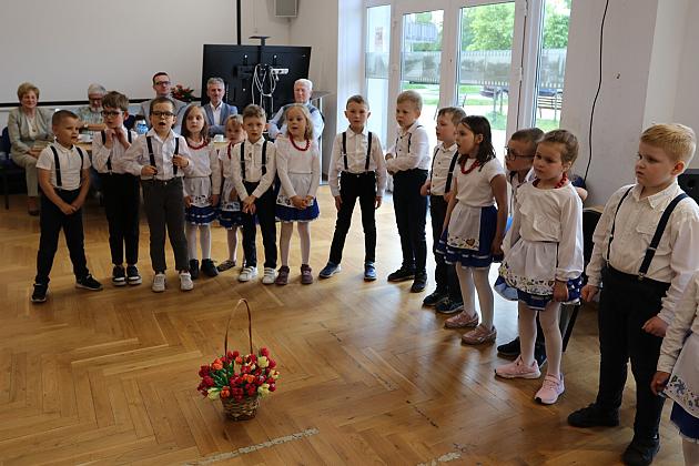 Radośnie i z sercem – Dzień Matki na spotkaniu Ligi Kobiet Polskich