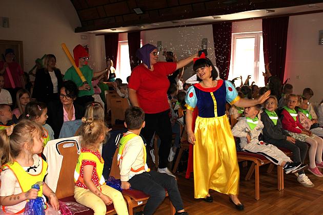 Magiczny Dzień Dziecka w Przedszkolu Nr 2. Rodzice na scenie jako bajkowi bohaterowie! 