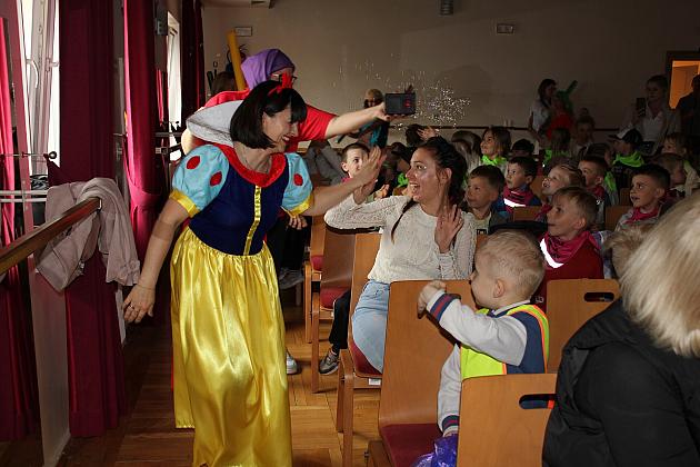 Magiczny Dzień Dziecka w Przedszkolu Nr 2. Rodzice na scenie jako bajkowi bohaterowie! 