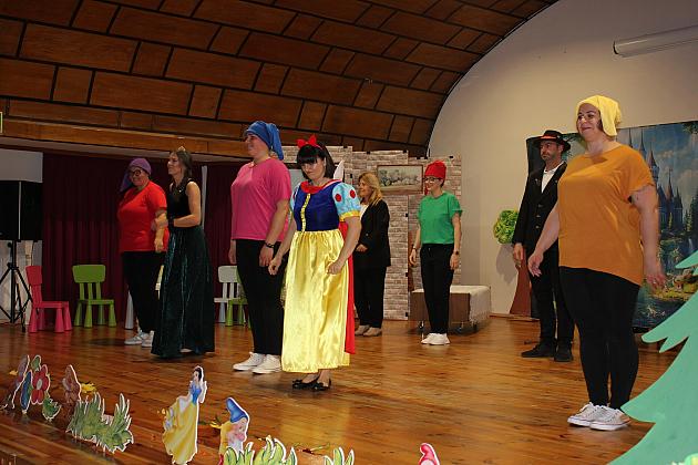 Magiczny Dzień Dziecka w Przedszkolu Nr 2. Rodzice na scenie jako bajkowi bohaterowie! 