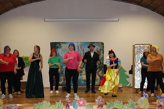 Magiczny Dzień Dziecka w Przedszkolu Nr 2. Rodzice na scenie jako bajkowi bohaterowie! 