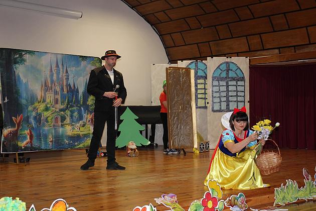 Magiczny Dzień Dziecka w Przedszkolu Nr 2. Rodzice na scenie jako bajkowi bohaterowie! 