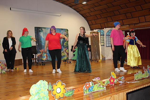 Magiczny Dzień Dziecka w Przedszkolu Nr 2. Rodzice na scenie jako bajkowi bohaterowie! 