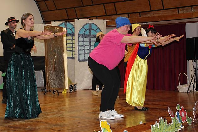 Magiczny Dzień Dziecka w Przedszkolu Nr 2. Rodzice na scenie jako bajkowi bohaterowie! 