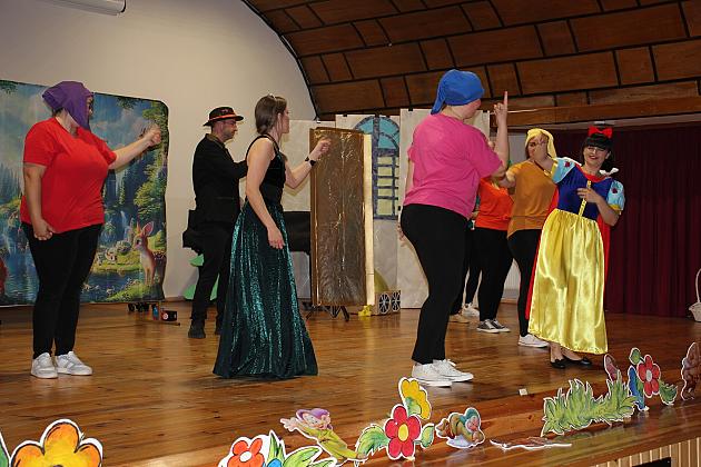 Magiczny Dzień Dziecka w Przedszkolu Nr 2. Rodzice na scenie jako bajkowi bohaterowie! 