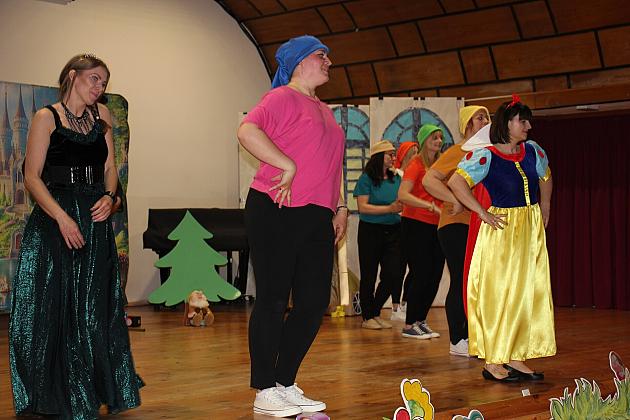 Magiczny Dzień Dziecka w Przedszkolu Nr 2. Rodzice na scenie jako bajkowi bohaterowie! 