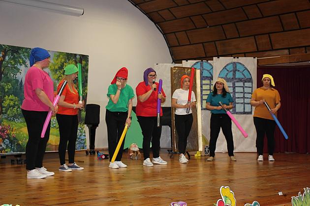 Magiczny Dzień Dziecka w Przedszkolu Nr 2. Rodzice na scenie jako bajkowi bohaterowie! 