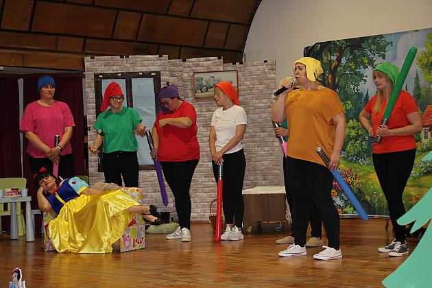 Magiczny Dzień Dziecka w Przedszkolu Nr 2. Rodzice na scenie jako bajkowi bohaterowie! 