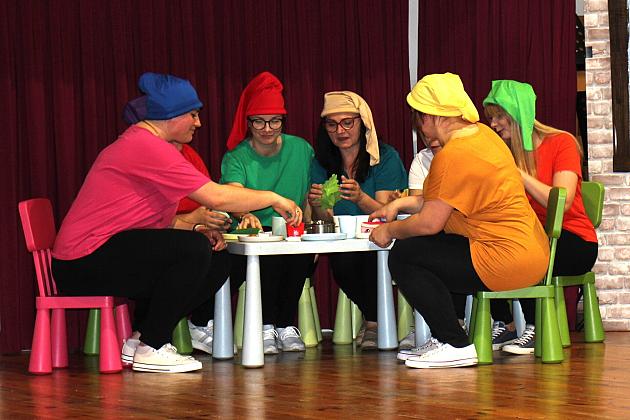 Magiczny Dzień Dziecka w Przedszkolu Nr 2. Rodzice na scenie jako bajkowi bohaterowie! 