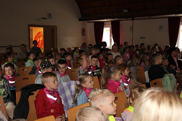 Magiczny Dzień Dziecka w Przedszkolu Nr 2. Rodzice na scenie jako bajkowi bohaterowie! 